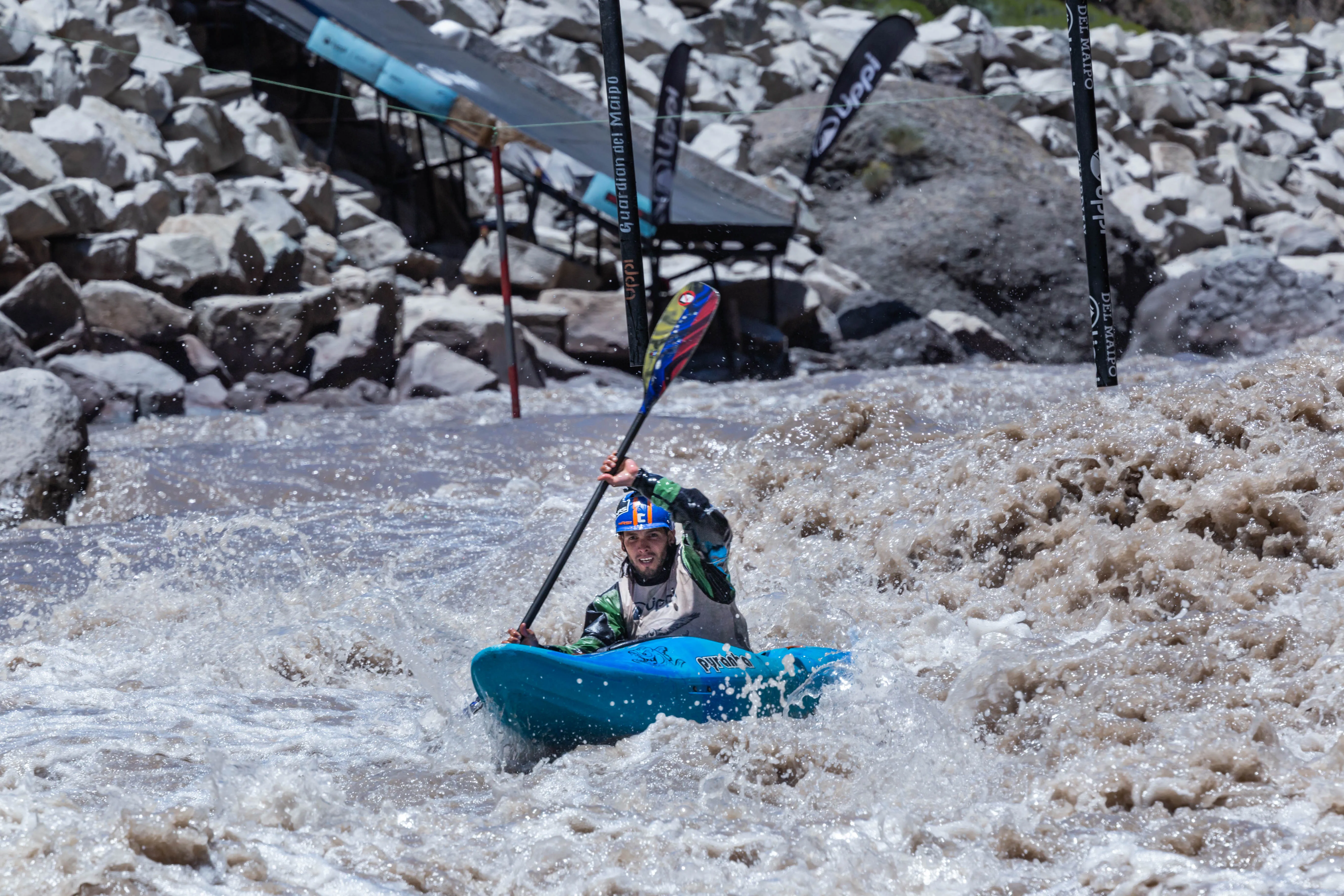 Competidor en acción en el río Maipo